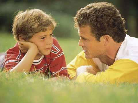 La disciplina positiva permite a los padres desarrollar un mejor vínculo y relación con sus hijos, crea confianza, fomenta el respeto en las relaciones y refuerza y anima a los niños a colaborar con lo que se les pide. Asimismo permite en los niños, el desarrollo de habilidades importantes para la vida como lo son las de capacidad, amor propio, poder e influencia en la propia vida, habilidades interpersonales, intrapersonales, sistémicas y capacidad de juicio