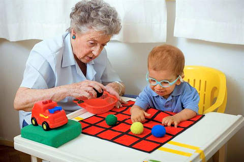 Ana Fiondella tiene 84 años. Es fonoaudióloga y se especializa en estimulación visual en niños ciegos o con baja visión. Dio con un modo particular de trabajar, entender y atravesar lo distinto. Historia de una mujer admirable