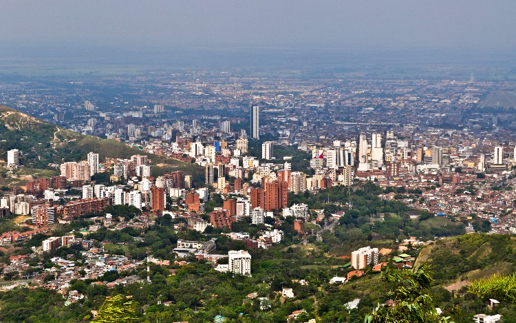 Cali es una ciudad que pulsa fuerte, donde se vive intensamente y que recibe al visitante con una amabilidad entrañable