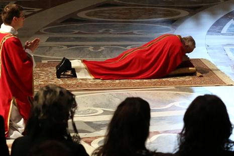 Emotivo primer Viernes Santo del papa Francisco en la basílica de San Pedro