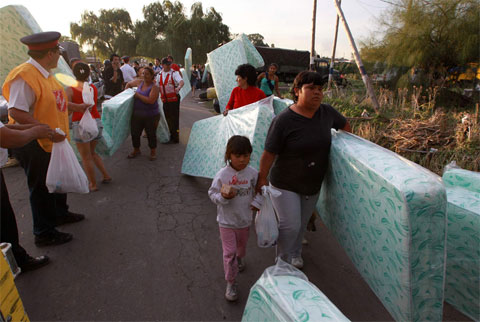 Alimentos no perecederos, pañales, ropa, velas, leche en polvo, calzado, indumentaria, botas, colchones, frazadas, sábanas, repelentes y productos de limpieza, fueron los elementos que miles de personas llevaron a los distintos centros de recepción de donaciones