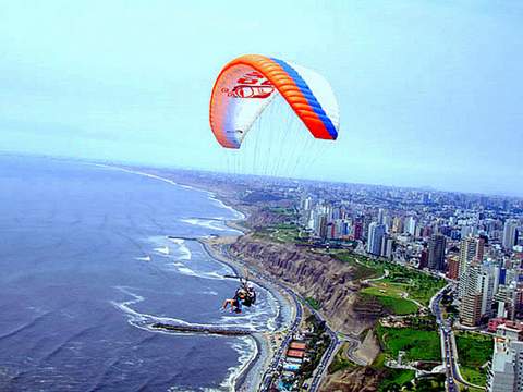 Experiencias que se viven a través de un paseo por el malecón, practicando surf o volando enparapente son “el inicio perfecto para la aventura limeña“, destaca el “Huffington Post” 