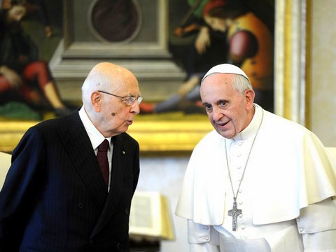 El Papa mantuvo un encuentro oficial con Giorgio Napolitano, el presidente de Italia, en el que se refirió al difícil momento que atraviesa Europa