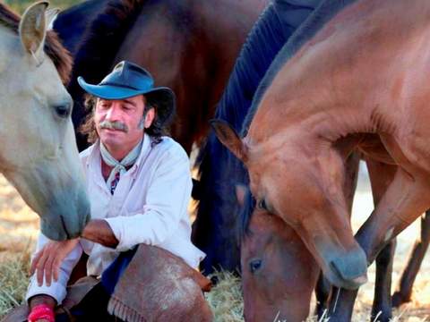 Fernando Noailles, el máximo referente de entrenamiento emocional asistido con caballos llega a la Argentina