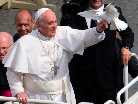 La plaza de San Pedro del Vaticano se encuentra colmada de fieles que participan de la vigilia; expectativa por la palabra del sumo pontífice