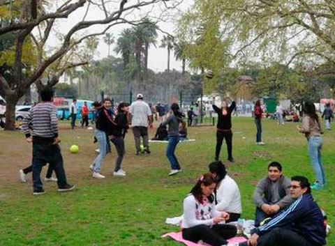 Por el transcurso de 24 horas las ciudades y los pueblos se convierten en los escenarios de la juventud