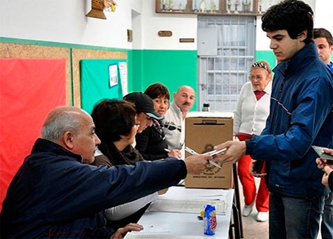 Pero además, el 85% de los jóvenes consultados manifestaron que el voto es la mejor herramienta para producir y motivar cambios positivos en la sociedad argentina. Fortaleciendo aún más esta visión, el 63% de los encuestados coincidió en afirmar que la posibilidad de votar es un signo de avance de la democracia