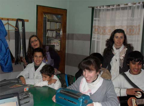 Niños y adolescentes de la Escuela Especial 506 de Lanús, a la cual concurren alumnos ciegos y disminuidos visuales, decidieron cambiar el sistema braile por un modo de comunicación más accesible y a la altura de su tiempo. 