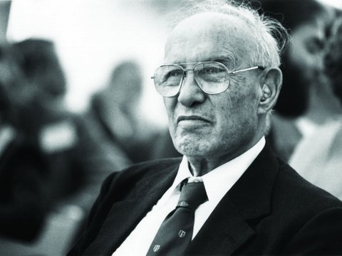 Peter Ferdinand Drucker (1909 – 2005) fue un autor austríaco de libros de administración o la gestión de las organizaciones. 
