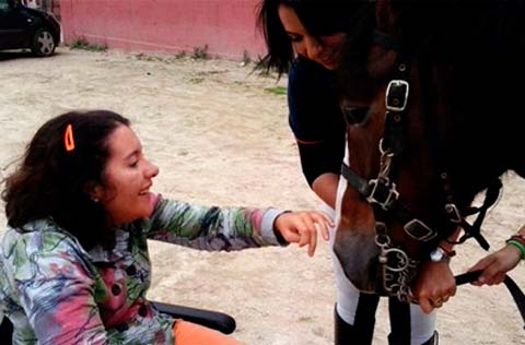 María de los Ángeles desde su más temprana infancia es una apasionada de los caballos y aquellos seres que acompañaron durante  su niñez y le brindaron las más genuinas de las  alegrías, en su adultez se convirtieron en su mayor vehiculo de inspiración y motivación para salir adelante