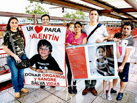 Están en el Garrahan y son los únicos del país en esa condición. Sus familias se apoyan entre ellas, armaron una “pandilla” y duermen de día para cuidarlos de noche. El único deseo es un trasplante