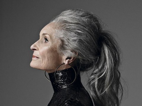 Ahora tiene 86 y Daphne Selfe sigue desmontando estereotipos y posando para las cámaras. Su espíritu vivaz y sus arrugas, que no borraría por nada del mundo, saben defender estilismos que muchos tildarían de prohibidos para una mujer de su edad