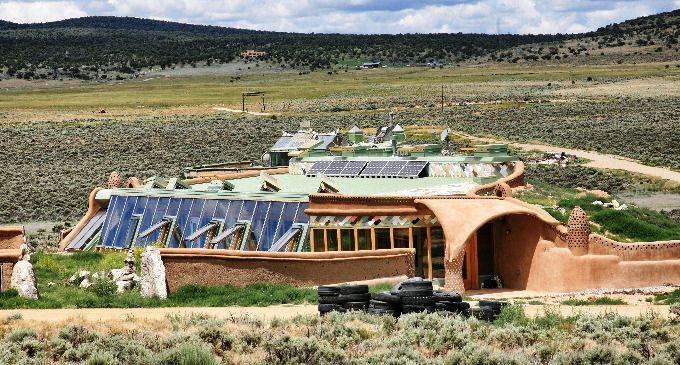 El arquitecto Michael Reynolds y 50 voluntarios fabricaron una vivienda en Ushuaia con neumáticos, botellas, restos de lavarropas y latas de gaseosa; las Nave Tierra, como se las denomina, son autosustentables.