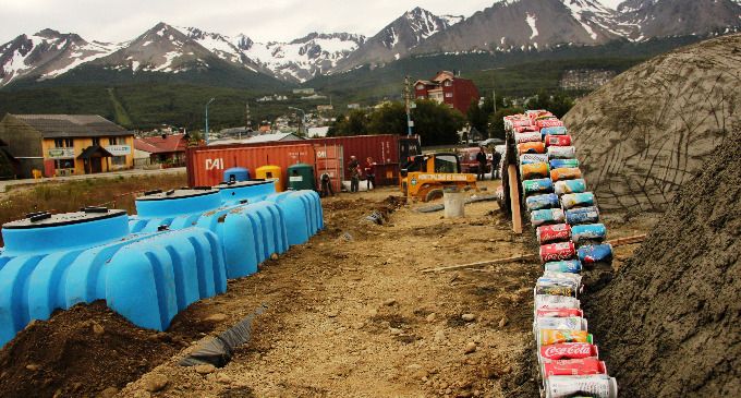 El arquitecto Michael Reynolds y 50 voluntarios fabricaron una vivienda en Ushuaia con neumáticos, botellas, restos de lavarropas y latas de gaseosa; las Nave Tierra, como se las denomina, son autosustentables.