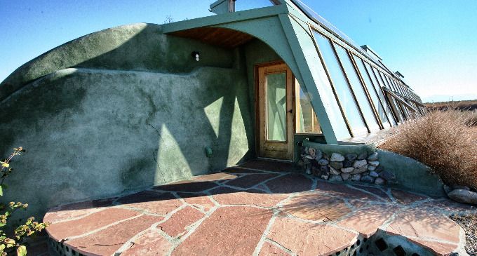 En Tierra del Fuego se levantó la primera casa hecha con basura y autosustentable