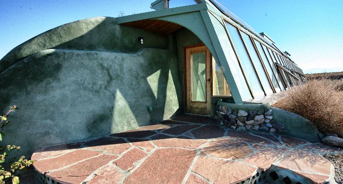 El arquitecto Michael Reynolds y 50 voluntarios fabricaron una vivienda en Ushuaia con neumáticos, botellas, restos de lavarropas y latas de gaseosa; las Nave Tierra, como se las denomina, son autosustentables.