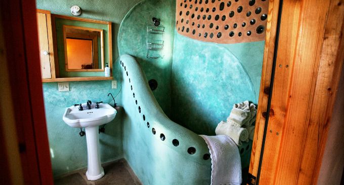 El arquitecto Michael Reynolds y 50 voluntarios fabricaron una vivienda en Ushuaia con neumáticos, botellas, restos de lavarropas y latas de gaseosa; las Nave Tierra, como se las denomina, son autosustentables.
