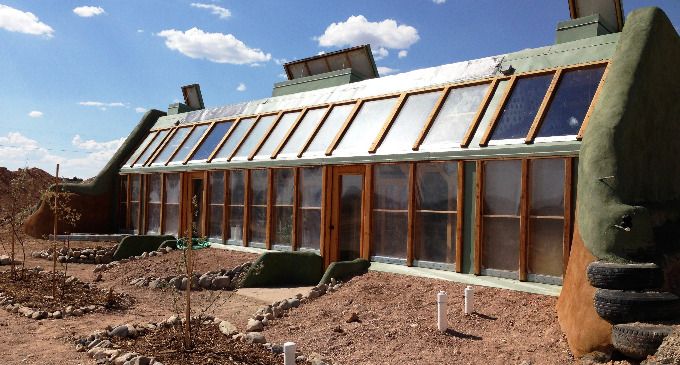 El arquitecto Michael Reynolds y 50 voluntarios fabricaron una vivienda en Ushuaia con neumáticos, botellas, restos de lavarropas y latas de gaseosa; las Nave Tierra, como se las denomina, son autosustentables.