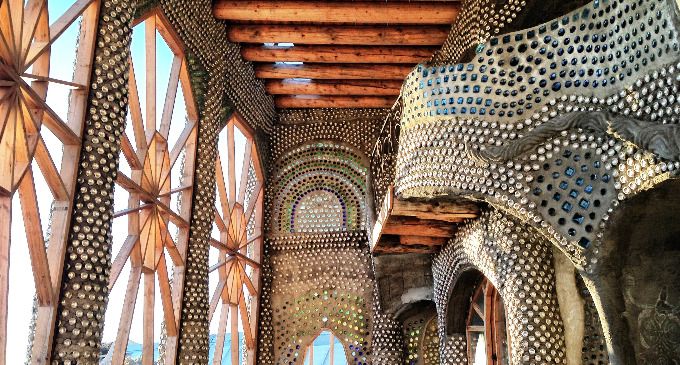 El arquitecto Michael Reynolds y 50 voluntarios fabricaron una vivienda en Ushuaia con neumáticos, botellas, restos de lavarropas y latas de gaseosa; las Nave Tierra, como se las denomina, son autosustentables.