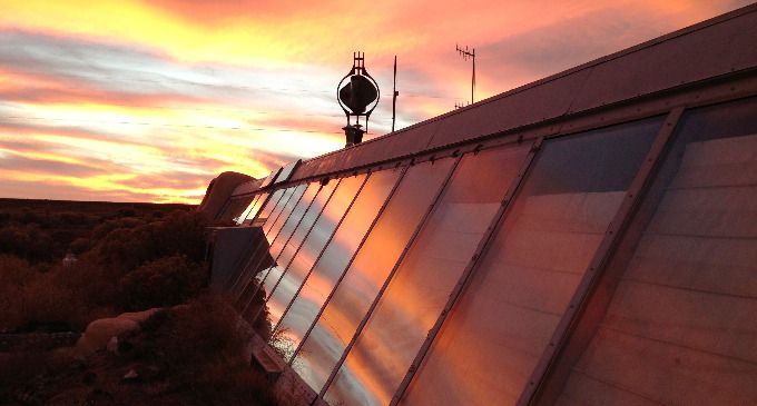 El arquitecto Michael Reynolds y 50 voluntarios fabricaron una vivienda en Ushuaia con neumáticos, botellas, restos de lavarropas y latas de gaseosa; las Nave Tierra, como se las denomina, son autosustentables.