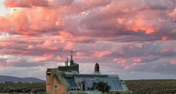 El arquitecto Michael Reynolds y 50 voluntarios fabricaron una vivienda en Ushuaia con neumáticos, botellas, restos de lavarropas y latas de gaseosa; las Nave Tierra, como se las denomina, son autosustentables.