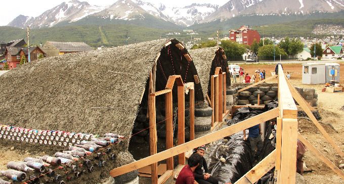 El arquitecto Michael Reynolds y 50 voluntarios fabricaron una vivienda en Ushuaia con neumáticos, botellas, restos de lavarropas y latas de gaseosa; las Nave Tierra, como se las denomina, son autosustentables.