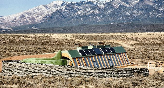 El arquitecto Michael Reynolds y 50 voluntarios fabricaron una vivienda en Ushuaia con neumáticos, botellas, restos de lavarropas y latas de gaseosa; las Nave Tierra, como se las denomina, son autosustentables.