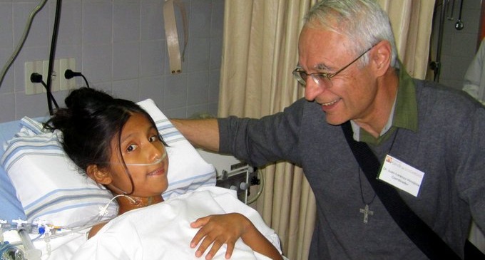 Veinte mil personas de escasos recursos recibieron tratamiento médico. Se realizaron más de 1.700 operaciones e invirtieron 9 millones de dólares en equipos médicos, insumos y medicamentos a diferentes clínicas y hospitales de Bolivia.