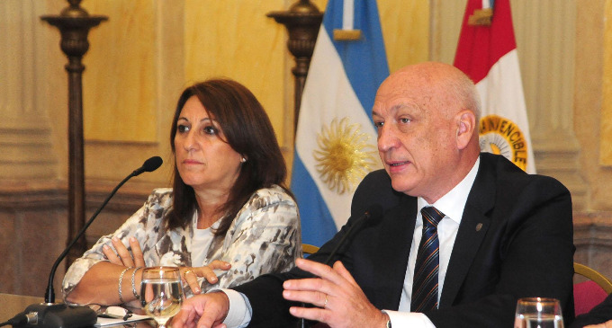 El gobernador Antonio Bonfatti presidió en Rosario, el lanzamiento de una nueva línea de crédito de 50 millones de pesos, para empresas que desarrollen proyectos vinculados a energías renovables y eficiencia energética dentro de la provincia.