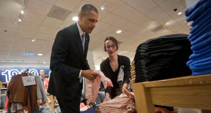 El presidente de EEUU aprovechó su viaje a la Gran Manzana para felicitar a la marca de ropa por incrementar su salario mínimo. Compró dos prendas para sus hijas y una chaqueta para su esposa.