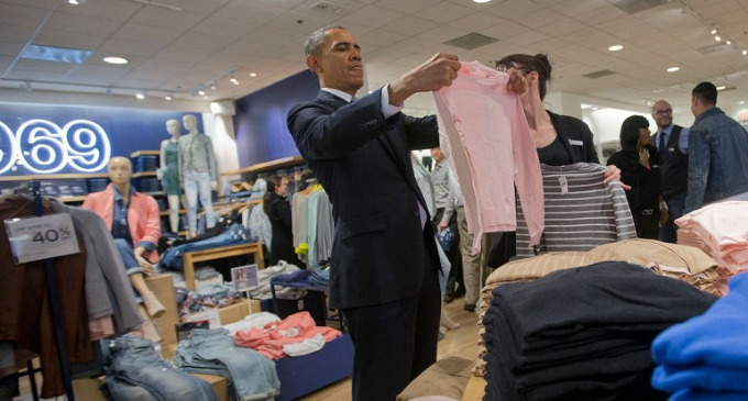 El presidente de EEUU aprovechó su viaje a la Gran Manzana para felicitar a la marca de ropa por incrementar su salario mínimo. Compró dos prendas para sus hijas y una chaqueta para su esposa.