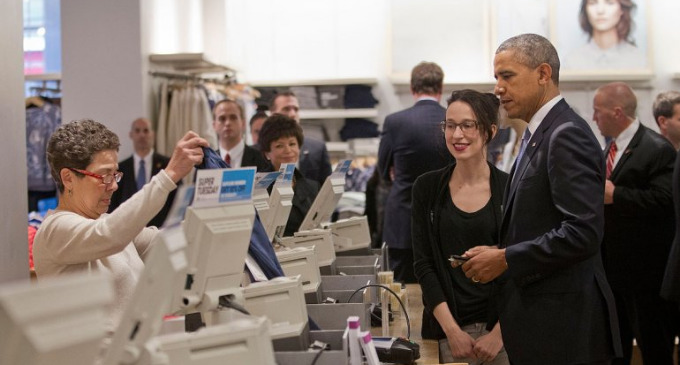 El presidente de EEUU aprovechó su viaje a la Gran Manzana para felicitar a la marca de ropa por incrementar su salario mínimo. Compró dos prendas para sus hijas y una chaqueta para su esposa.