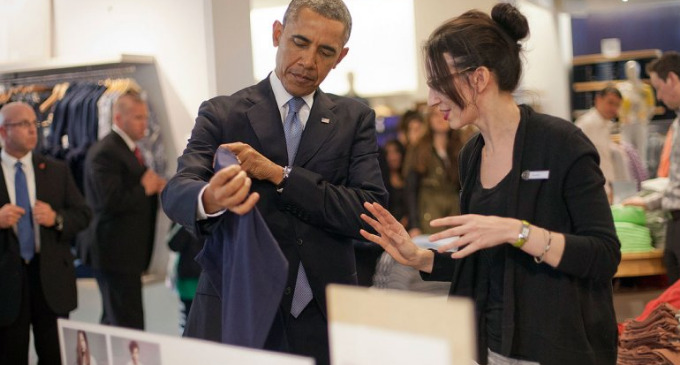 El presidente de EEUU aprovechó su viaje a la Gran Manzana para felicitar a la marca de ropa por incrementar su salario mínimo. Compró dos prendas para sus hijas y una chaqueta para su esposa.