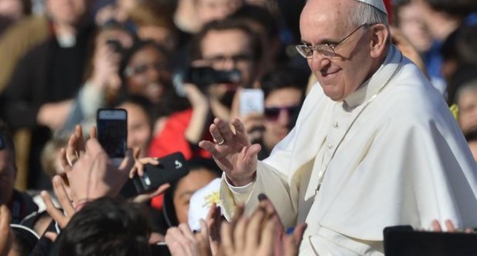 «Recen por mi», dijo el Papa Francisco al salir al balcón de la de la basílica de San Pedro en la noche que fue elegido.