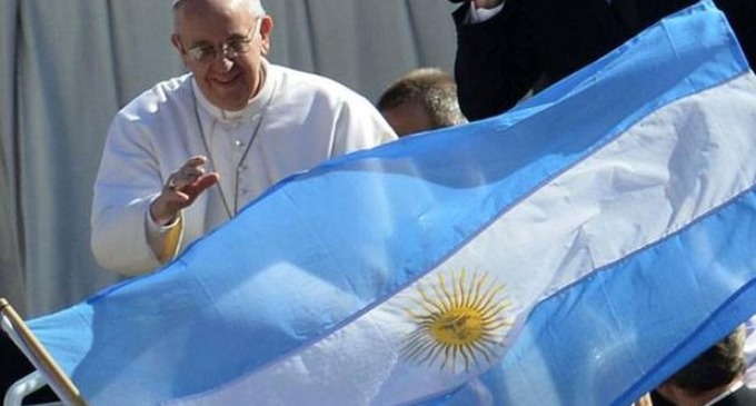 «Recen por mi», dijo el Papa Francisco al salir al balcón de la de la basílica de San Pedro en la noche que fue elegido.