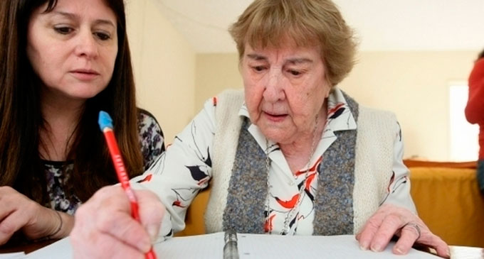 De niña, Nélida comenzó a trabajar y no tuvo la posibilidad de terminar la escuela. Apenas había comenzado sus estudios, debió ayudar económicamente a su familia.