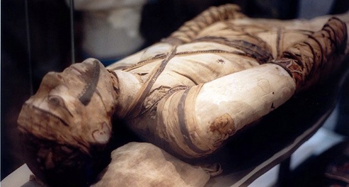 Usando la tomografía computarizada, científicos británicos han descubierto algunos secretos de ocho momias antiguas, hasta ahora cubiertas con sus sarcófagos y vendajes. Revelaron sus enfermedades e incluso un tatuaje íntimo.