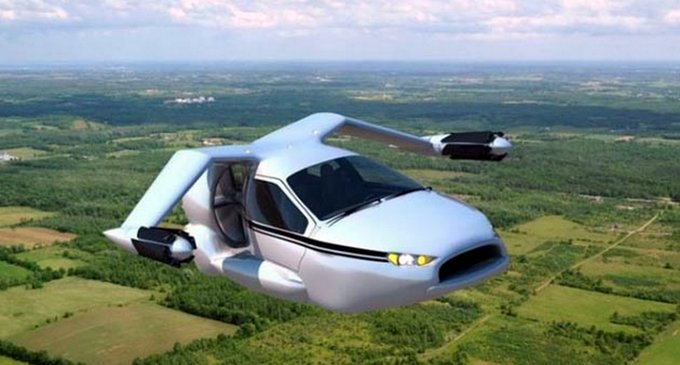 El vehículo, desarrollado por la compañía aeroespacial Terrafiugia, tiene alas desplegables y viaja a 160 km/h a base de combustible tradicional.