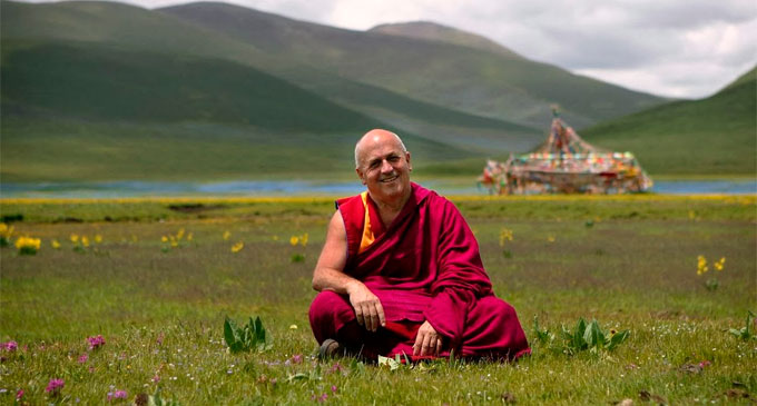 Su nombre es Matthieu Ricard  y es la mano derecha del Dalai Lama.