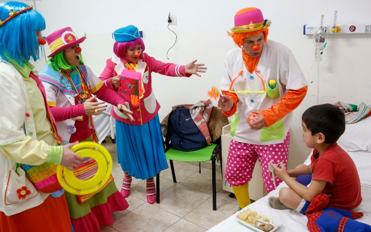 La frialdad de sala de internación cuando llegan los Payamédicos se transforma en sitio lúdico, de ribetes circenses, un lugar en el que todos quieren quedarse a disfrutar.