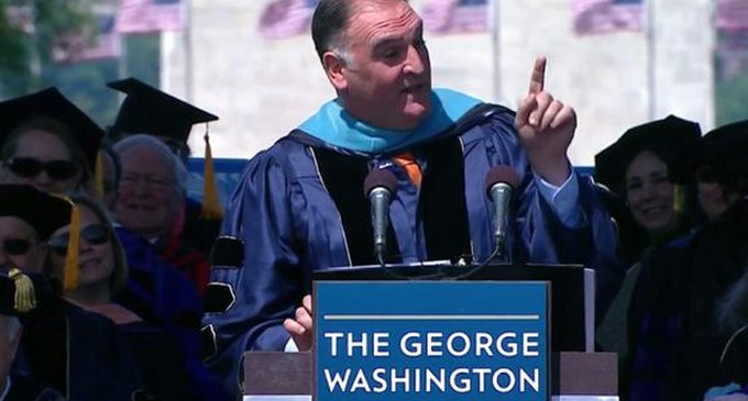 El original y ambicioso discurso de graduación del chef José Andrés