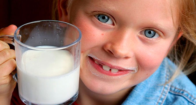 La leche es el principal alimento implementado para el combate de la desnutrición infantil.