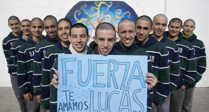 Doce compañeros de un mismo colegio se pelaron para solidarizarse con Lucas Casor, un chico de 17 de años de Córdoba que está atravesando una quimioterapia hace un mes.