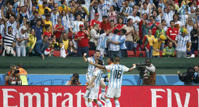 La Pulga marcó dos goles y fue determinante; el seleccionado sufrió en defensa y evidenció su dependencia en el Diez; con la victoria se aseguró el primer lugar del Grupo y espera por Suiza, Francia o Ecuador.