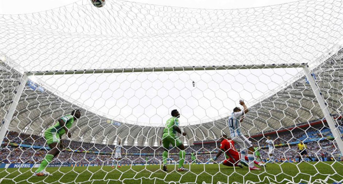 La Pulga marcó dos goles y fue determinante; el seleccionado sufrió en defensa y evidenció su dependencia en el Diez; con la victoria se aseguró el primer lugar del Grupo y espera por Suiza, Francia o Ecuador.