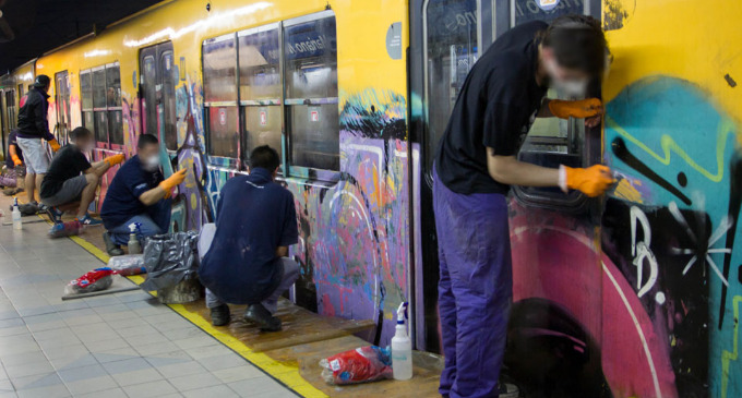 Más grafiteros fueron obligados a limpiar los subtes que pintaron