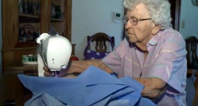 Una mujer de 99 años cose cada día un vestido para las niñas más desfavorecidas