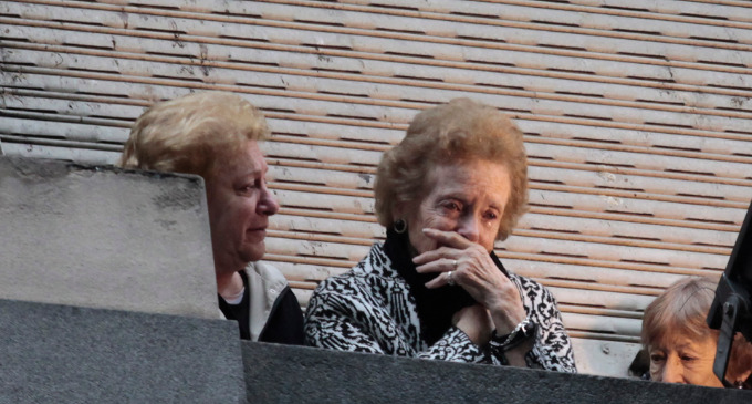 Los restos del músico ya descansan en el cementerio de la Chacarita; su madre fue ovacionada y agradeció el apoyo