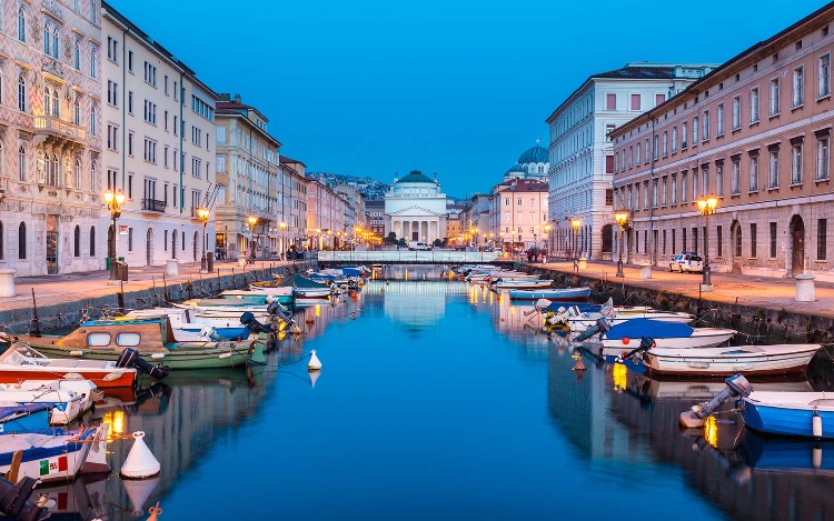 Llamada la “puerta de los Balcanes”, esta bella ciudad enclavada en el noreste italiano siempre me había despertado curiosidad por su rica historia y porque mi padre la citaba frecuentemente en sus relatos de viajero.