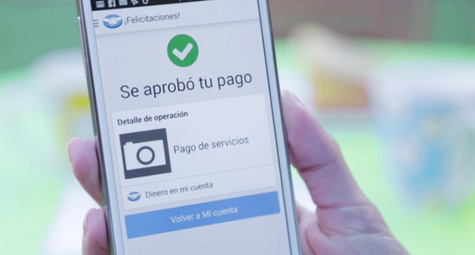 MercadoPago presentó un accesorio que, conectado a cualquier dispositivo móvil, permite leer los datos de las tarjetas de crédito y así cobrar a los consumidores. Visa tiene un sistema similar.